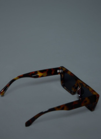 Tortoiseshell Flared Square Frame Sunglasses