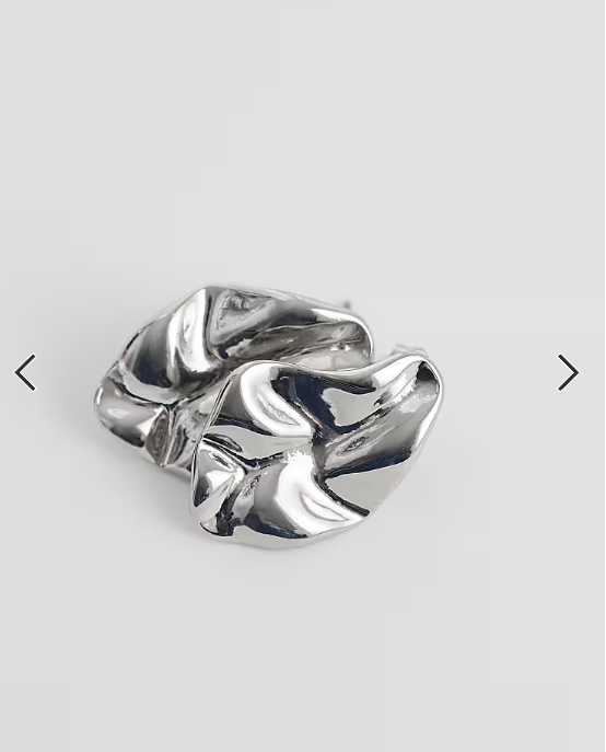 Pieces hammered earrings in silver tone