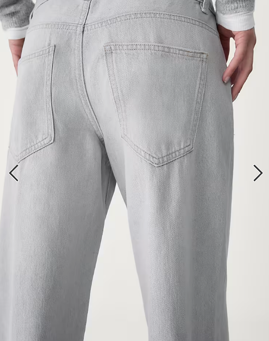 Stradivarius Low waist baggy jeans in black denim wash