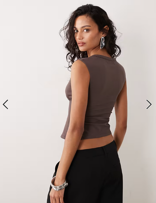 Motel Emberly plunge top in peppercorn