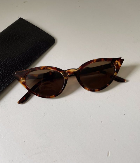 Tortoiseshell extreme cat eye retro sunglasses