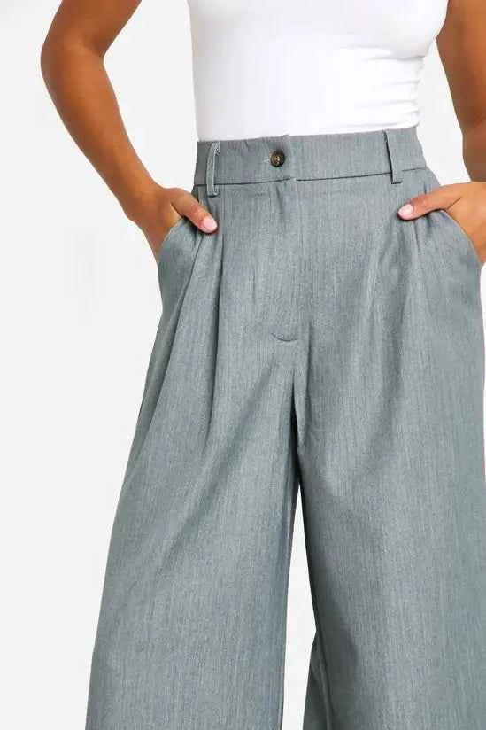 Boohoo - Petite Pleat Detail Extreme Wide Leg Trousers