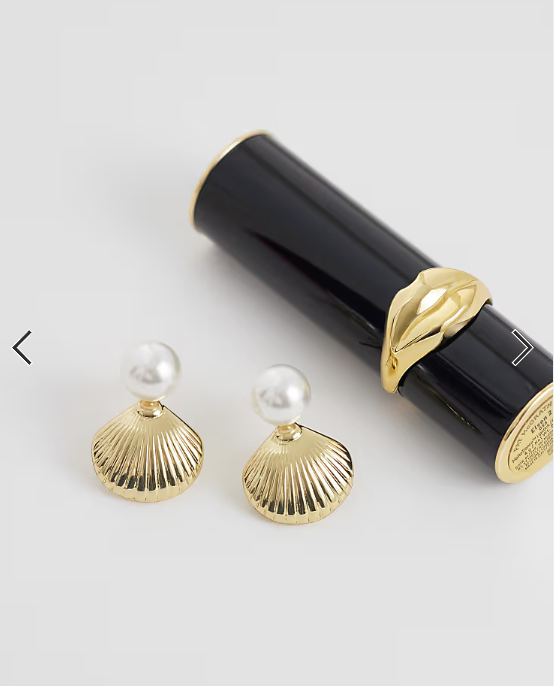Pieces pearl and shell earrings in gold tone