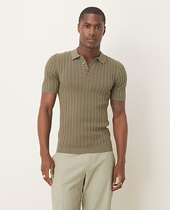ASOS DESIGN - Polo attillata in maglia a coste kaki