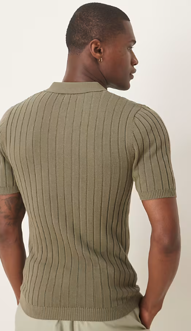 ASOS DESIGN - Polo attillata in maglia a coste kaki