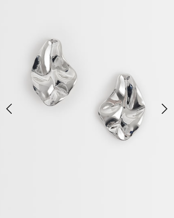 Pieces hammered earrings in silver tone