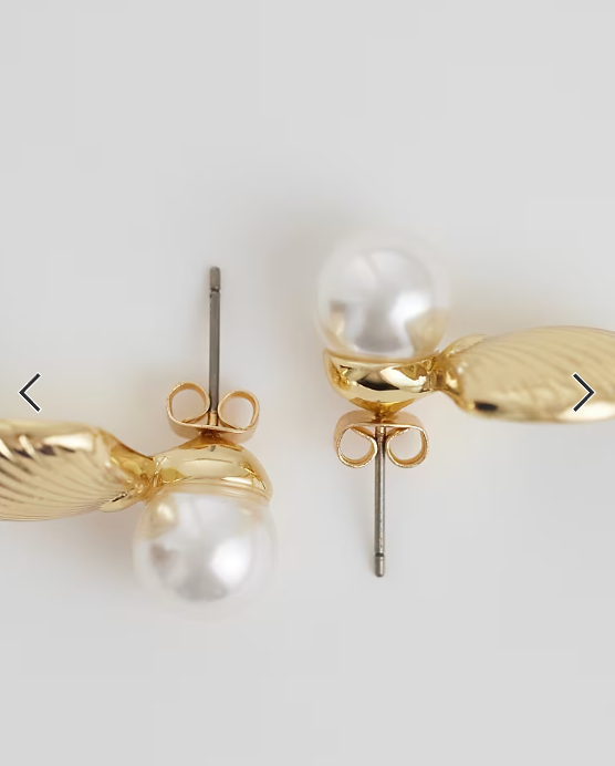 Pieces pearl and shell earrings in gold tone