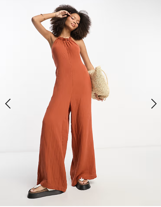 ASOS DESIGN - Tuta jumpsuit a fondo ampio con frange allacciata al collo stropicciata color ruggine