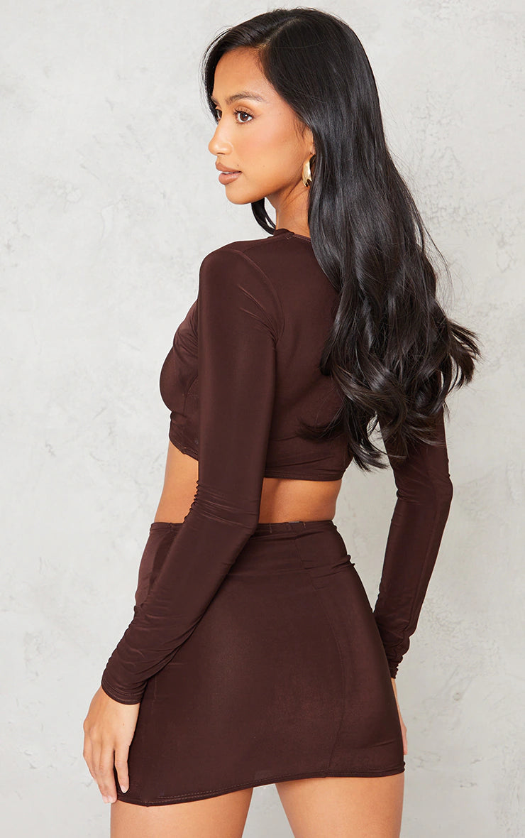 PETITE CHOCOLATE SLINKY LONG SLEEVE PLUNGE CUT OUT CROP TOP