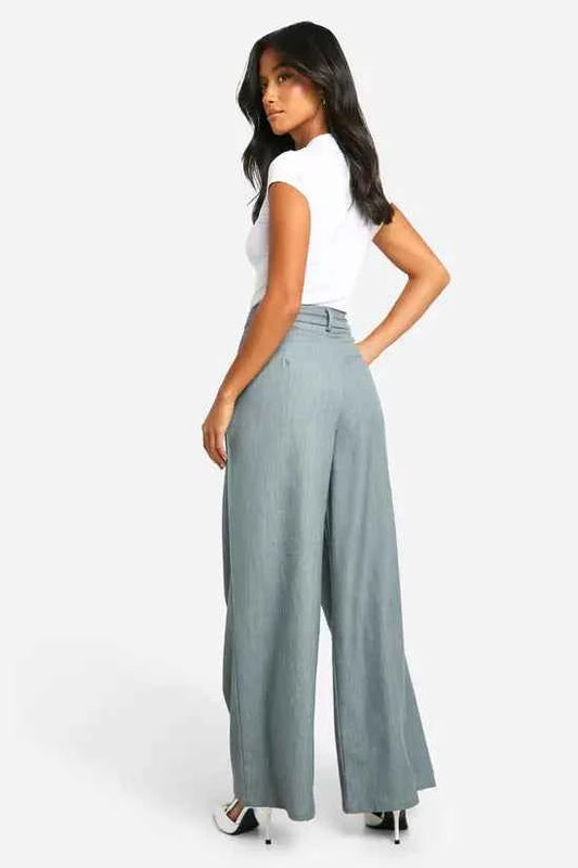 Boohoo - Petite Pleat Detail Extreme Wide Leg Trousers