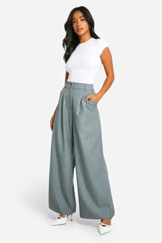 Boohoo - Petite Pleat Detail Extreme Wide Leg Trousers