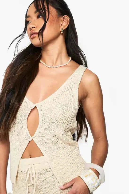 Boohoo - Knitted Twist Front Crochet Waistcoat