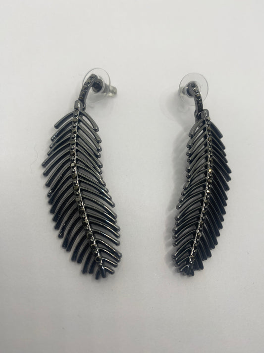 Black Metallic Leaf Stone Details Earrings