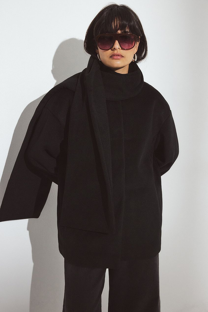 Short Scarf Detailed Coat