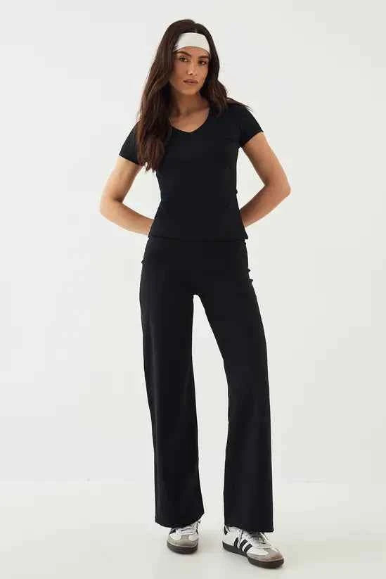 DSGN Studio Sculpt V Neck Short Sleeve Top